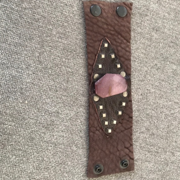 Leather cuff with stone - Picture 2 of 2